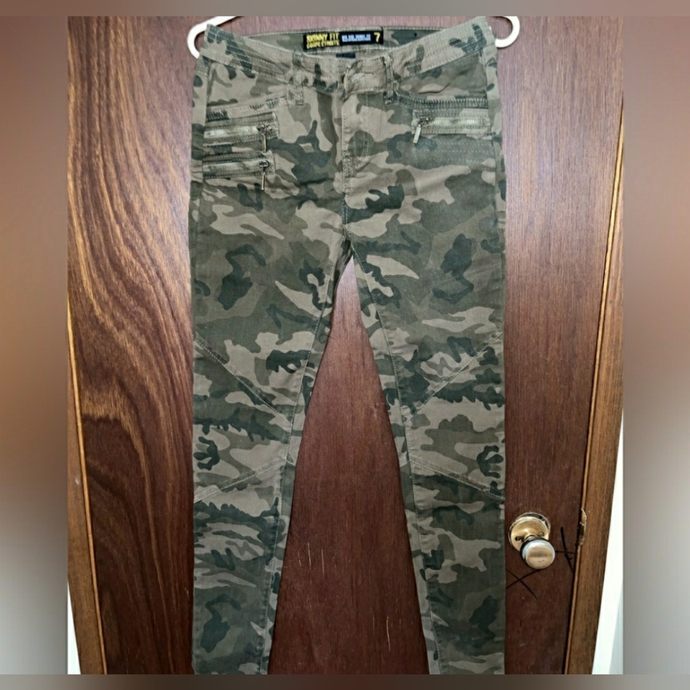 Size 7 Green Camouflage Skinny Pants